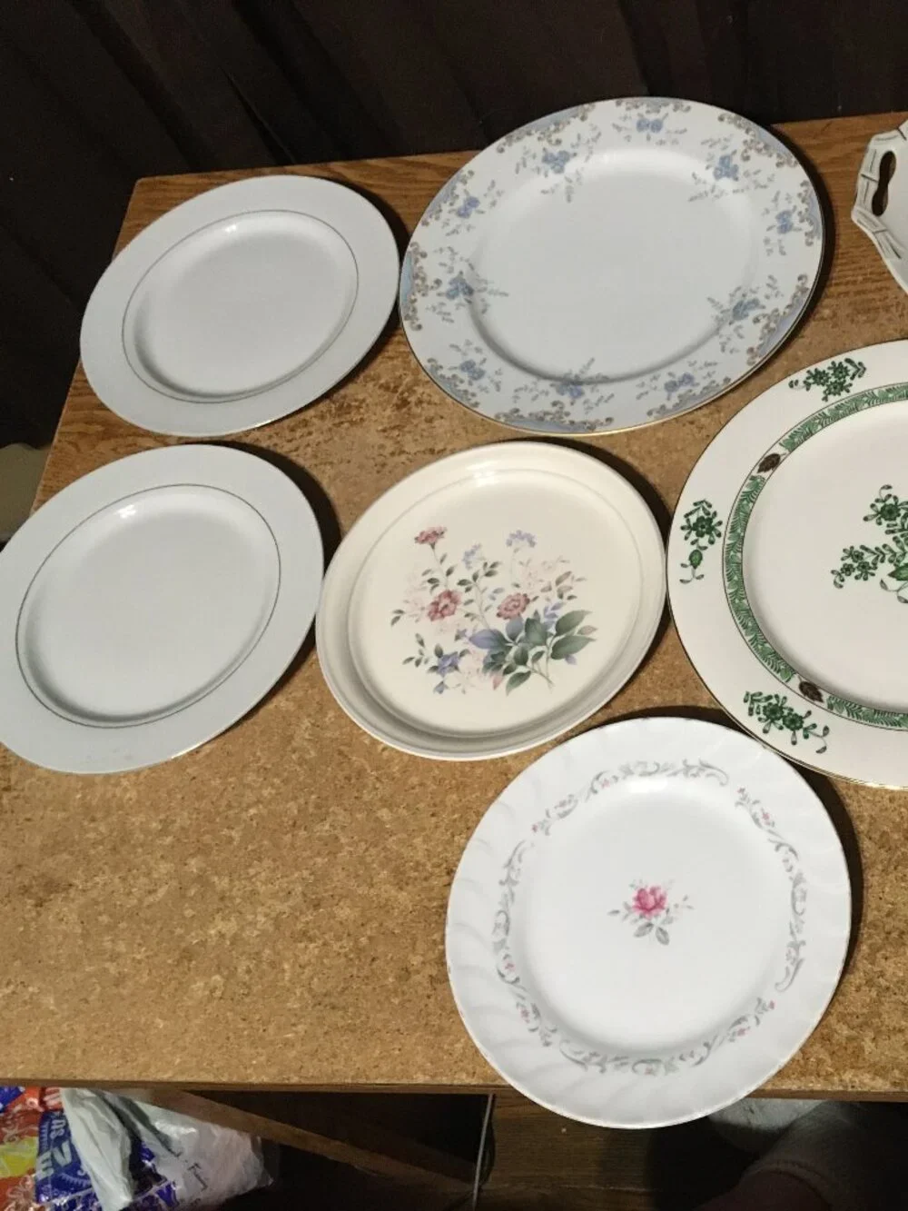 SET OF 8 FLORAL PATTERN PLATES KELTCRAFT 9178 LILING ROYAL SWIRL